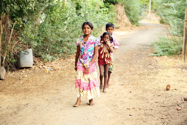 Nannilam, Hindistan - 11 Mayıs 2016: onların Köyü'nde kimliği belirsiz mutlu Hint kırsal liseli kız