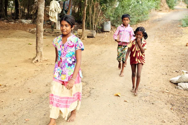 Nannilam, Hindistan - 11 Mayıs 2016: tanımlanamayan mutlu Hint kırsal liseli kız onların köyü, Nannilam, Hindistan.  