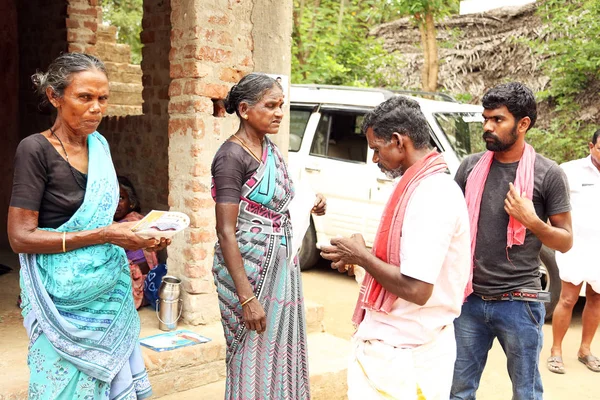  Nannilam, Hindistan - 11 Mayıs 2016: halklar insanlar kalabalık içinde birini arıyorsunuz