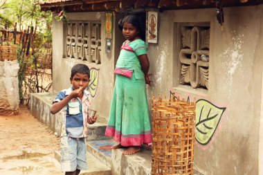 Nannilam, Hindistan - 11 Mayıs 2016: tanımlanamayan mutlu Hint kırsal liseli kız onların köyü, Nannilam, Hindistan.