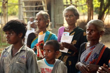 Nannilam, Hindistan - 11 Mayıs 2016: güzel Hint halklar insanlar kalabalık içinde birini arıyorsunuz.