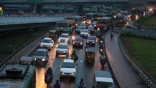 CHENNAI, INDIA - 11 DE MARZO DE 2017: Panorámica de una ajetreada escena callejera con tráfico y peatones cruzando en Chennai, India . — Vídeos de Stock