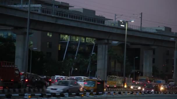 Tid förflutit - staden rusningstrafik i passerar bron i chennai, Indien — Stockvideo