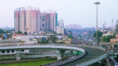 Trafik ve chennai, Hindistan köprünün altından geçen yayalar