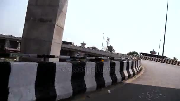 Поездка на велосипеде через городской мост — стоковое видео