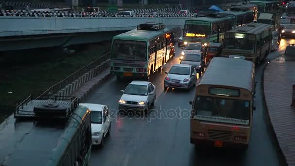CHENNAI, INDIA - 11 DE MARZO DE 2017: Tráfico y peatones pasando por debajo del puente en Chennai, India — Vídeos de Stock
