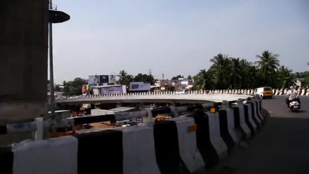 Pov radtour durch die stadtbrücke in chennai, indien. — Stockvideo