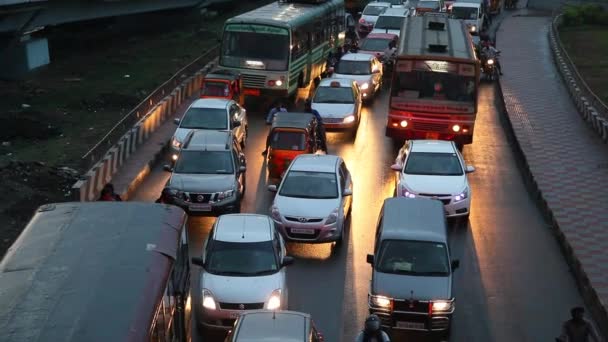 CHENNAI, INDIA - MARCH 11, 2017: Traffic jams under Chennai bridge — Stock Video
