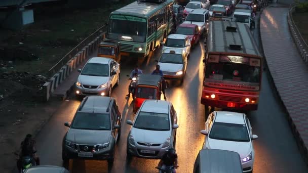 CHENNAI, INDIA - 11 DE MARZO DE 2017: Atasco de tráfico y peatones que pasan por debajo del puente en Chennai, India — Vídeos de Stock