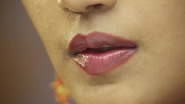 Primer plano de la joven lamiendo los labios — Vídeos de Stock