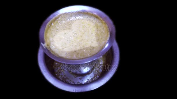 Café filtro quente em um canal alfa de vidro de aço — Vídeo de Stock