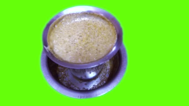 Hete filterkoffie in een stalen glas in groen scherm — Stockvideo