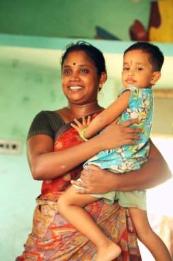 Nannilam, Hindistan - 09 Mayıs 2016: mutlu anne çocuğunu anne ve kızı sarılma, holding