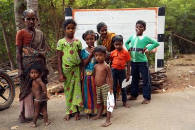 Nannilam, Hindistan - 11 Mayıs 2016: kırsal Hint aile ev avlu gölgede akşam yere oturmuş.