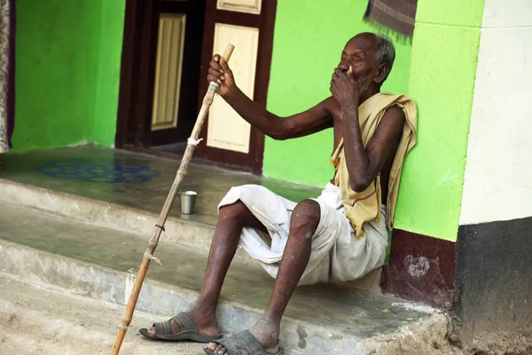 NANNILAM, INDIA - 11 MAY 2016: Indian senior man sitting in outside — Stock Photo, Image