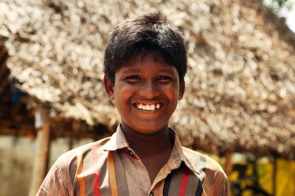 Nannilam, indien - 11. Mai 2016: wunderschönes Lächeln eines kleinen Jungen. — Stockfoto