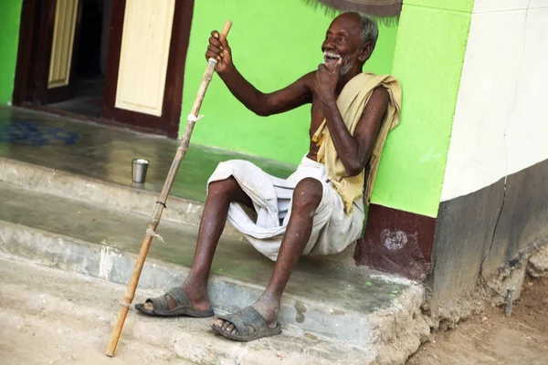 Nannilam, Hindistan - 11 Mayıs 2016: outsi içinde oturan Hint üst düzey adam