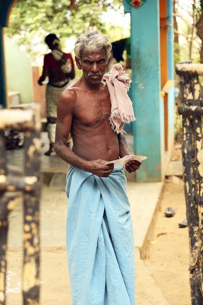  Nannilam, Hindistan - 11 Mayıs 2016: Hint üst düzey adam kameraya bakan 