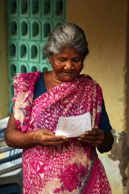 Nannilam, Hindistan - 20 Mayıs 2016: doğa poz mutlu bir yaşlı kadın portresi 