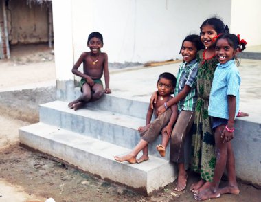   Nannilam, Hindistan - 11 Mayıs 2016: tanımlanamayan mutlu Hintli kırsal çocuk