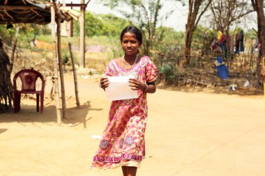 Nannilam, Hindistan - 11 Mayıs 2016: tanımlanamayan mutlu Hint kırsal liseli kız onların köyü, Nannilam, Hindistan