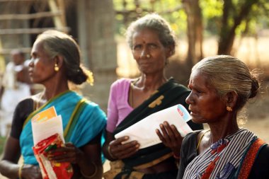Nannilam, Hindistan - 11 Mayıs 2016: bir yaşlı kadın dışında bir Hint köy arıyor