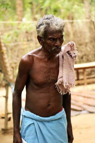 NANNILAM, INDIA - 11 MAJ 2016: Indisk senior mand kigger på kameraet - Stock-foto