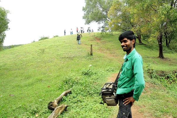 Kodaikanal, indien - 30. Juni 2015: Junger Mann posiert vor der Kamera — Stockfoto