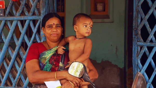 Nannilam, 인도-9 5 월 2016: 해피 어머니 그녀의 아이, 엄마와 딸 포옹을 들고 — 스톡 사진
