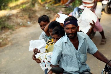 Nannilam, Hindistan - 09 Mayıs 2016: Hint aile rides bir motosiklet