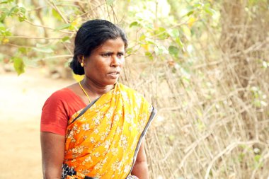  Nannilam, Hindistan - 09 Mayıs 2016: kırsal Hindistan köy içinde bir kadın