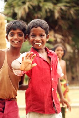 Nannilam, Hindistan - 09 Mayıs 2016: mutlu çocuklar kameraya bakarak açık portresi 