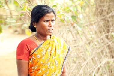 Nannilam, Hindistan - 09 Mayıs 2016: kırsal Hindistan köy içinde bir kadın