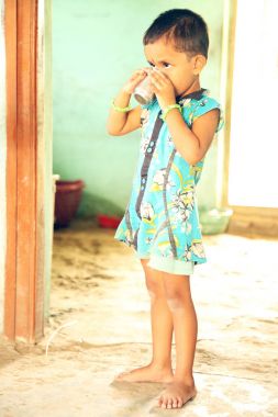 Nannilam, Hindistan - 09 Mayıs 2016: sevimli küçük kız içme suyu