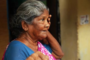 Nannilam, Hindistan - 20 Mayıs 2016: doğa poz mutlu bir yaşlı kadın portresi