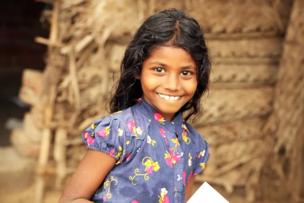 Nannilam, indien - 09. Mai 2016: Unbekanntes glückliches indisches Landmädchen lächelt in die Kamera — Stockfoto