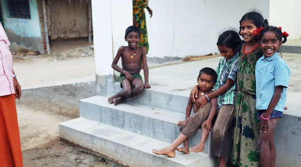 Nannilam, India - 09 mei 2016: Unidentified gelukkige Indische landelijke kinderen — Stockfoto