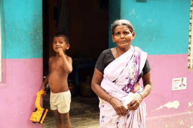  Nannilam, Hindistan - 20 Mayıs 2016: Kameraya bakarak mutlu yaşlı kadın portresi.