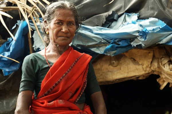 NANNILAM, INDIA - MAJ 20TH, 2016: Portræt af glad gammel kvinde kigger på kameraet . - Stock-foto