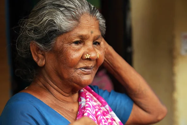 Nannilam, Hindistan - 20 Mayıs 2016: doğa poz mutlu bir yaşlı kadın portresi