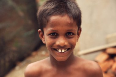 Nannilam, Hindistan - 11 Mayıs 2016: kamera ve gülümseme bakarak güzel bir çocuk