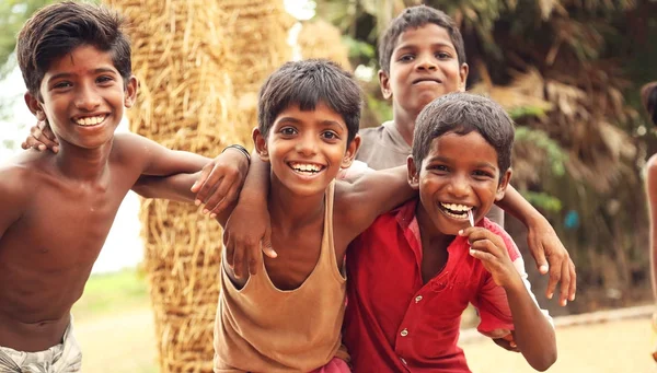 Nannilam, indien - 09. Mai 2016: Portrait glücklicher Kinder im Freien vor laufender Kamera — Stockfoto