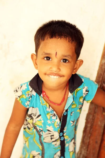 Nannilam, Hindistan - 09 Mayıs 2016: güzel küçük kız kameraya beyaz arka plan üzerinde seyir