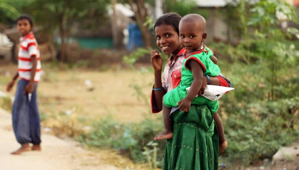 Nannilam, indien - 09. Mai 2016: Portrait glücklicher Kinder im Freien vor laufender Kamera — Stockfoto