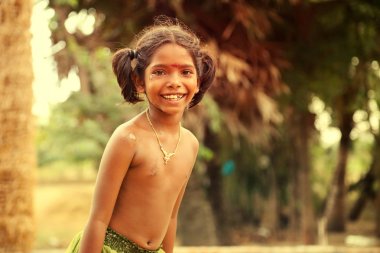 Nannilam, Hindistan - 20 Mayıs 2016: Tanımlanamayan mutlu Hint kırsal kız köydeki evlerinin önü