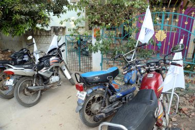 Bisiklet bayrağı ile park yeri 