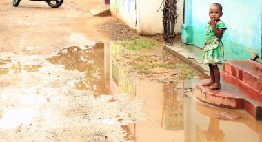 Nannilam, Hindistan - 11 Mayıs 2016: mutlu Hint kırsal çocuk kız evlerinin önü