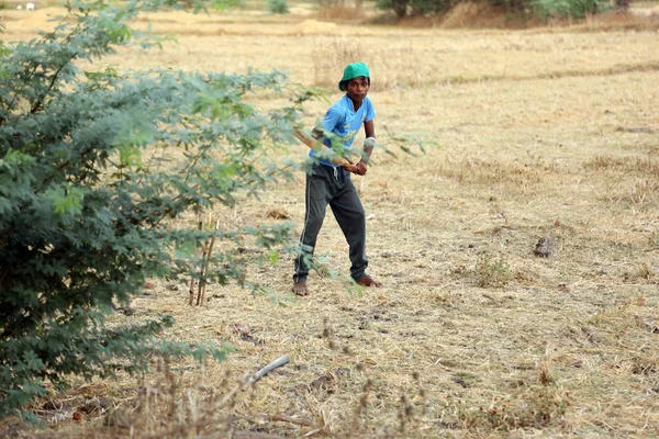 Nannilam, indien - 20. Mai 2016: Dorfjungen spielen Cricket — Stockfoto