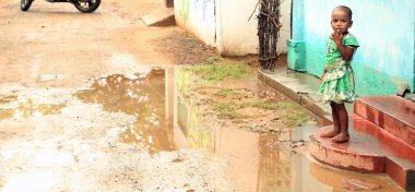 Nannilam, Hindistan - 11 Mayıs 2016: mutlu Hint kırsal çocuk kız evlerinin önü