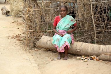 Nannilam, Hindistan - 10 Mayıs 2016: Hintli kadın kıdemli kameraya bakarak yakın